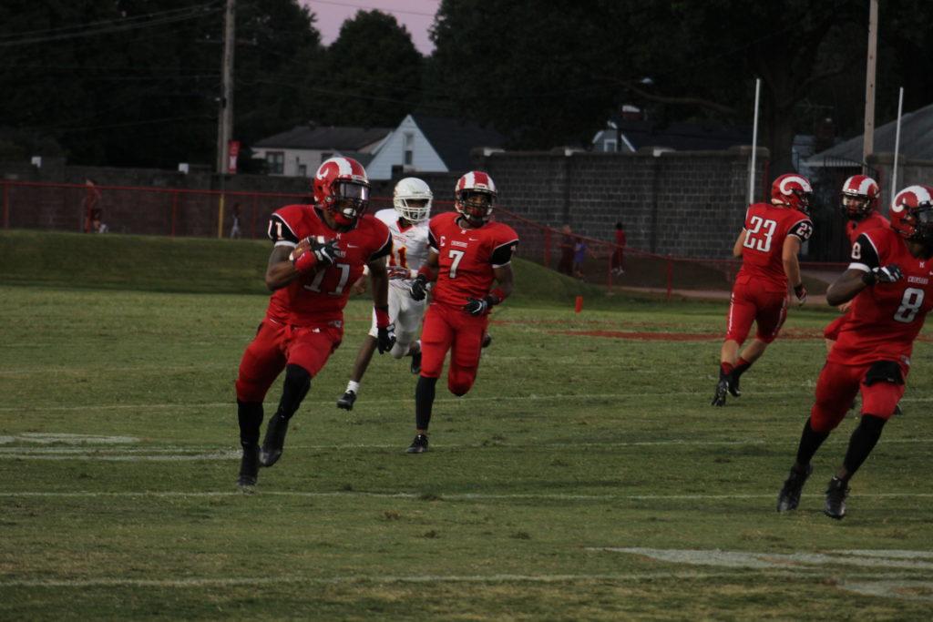 Jaelin Carter (11, 12) runs for a touchdown. Photo by Emma Bornschein.