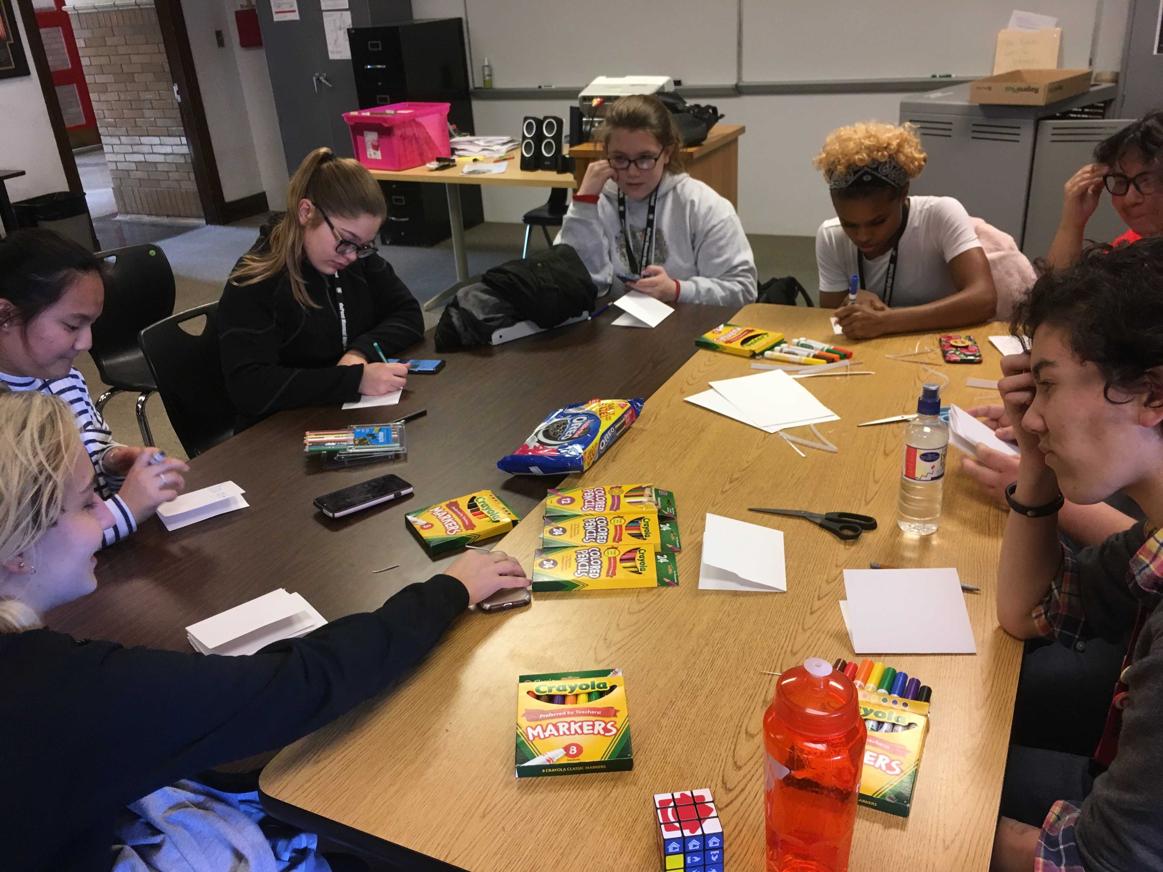Students at Manuals RAMdom acts of kindness club make cards for women in rehab. Photo by Adrienne Sato