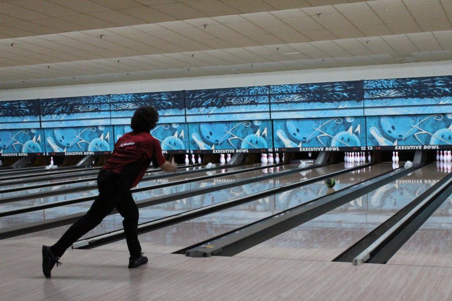 Andrew+Kelmanson+%2812%2C+MST%29+heads+his+bowling+ball+straight+for+the+pins.+Photo+by+Michelle+Quan.+