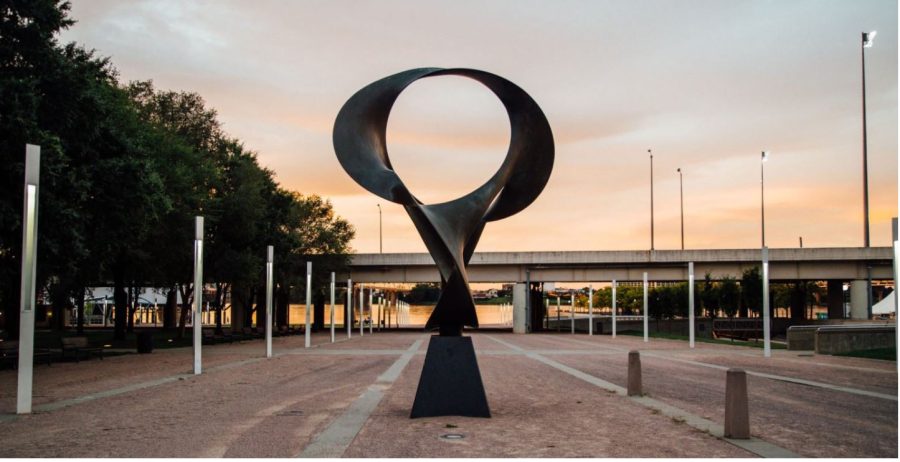 Tetra by Charles O. Perry (1929-2011) represents and celebrates the laws of nature and geometry in its inherent form. Photo courtesy of ourwaterfront.org.