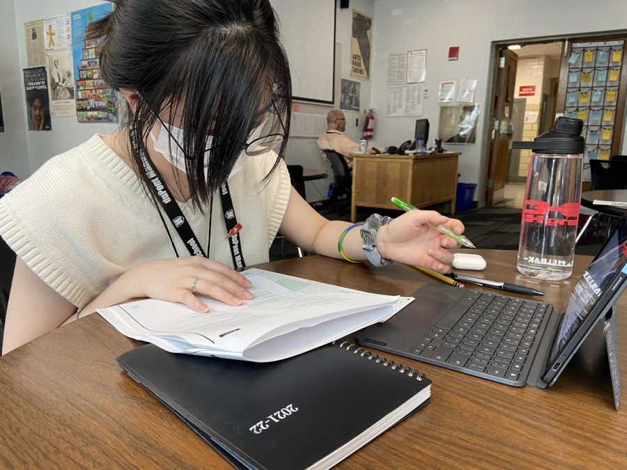 Michelle Quan (11, J&C) works on her AP Language and Composition practice exam to prepare for the upcoming AP test. Photo by Ofelia Mattingly.