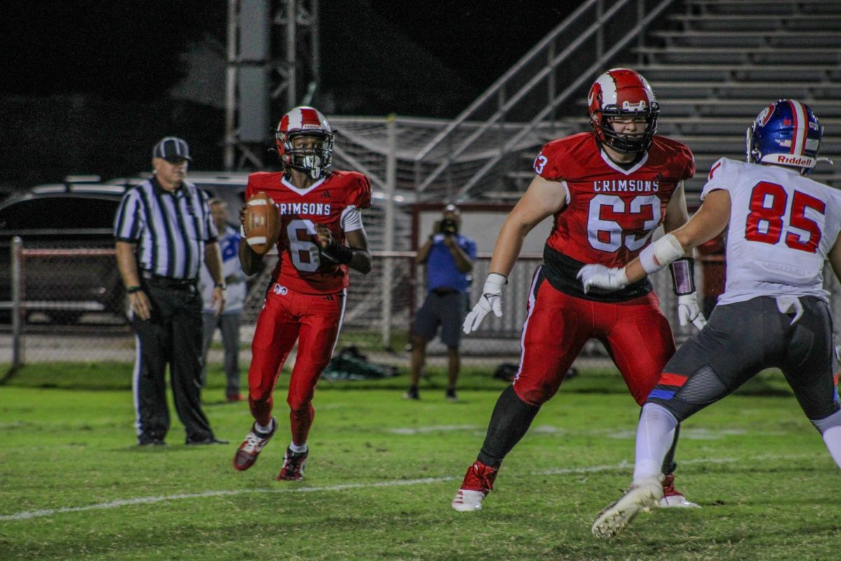 Kaden Mack (#6,10) looks downfield to find a passing option.