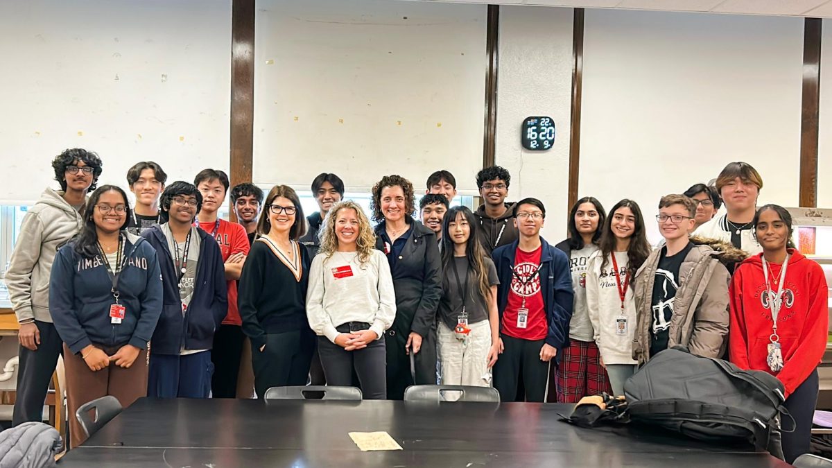 Business and Entrepreneurship Club posing for a photo with guest speakers Maggie Harlow, Ina De Mateos Miller and Mariana Barzun. 