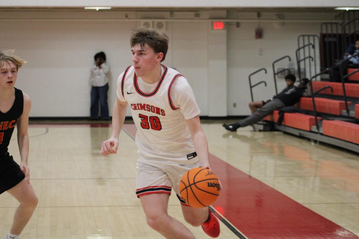 William Thompson (#30, 10) dribbles the ball towards the basket. 