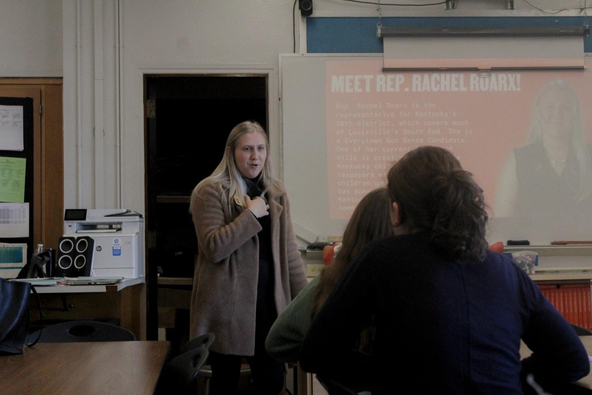 Representative Roarx introducing herself to students to begin her presentation. 