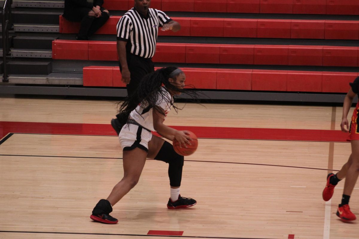 London Bibb (#20, 11) looks to pass the ball.