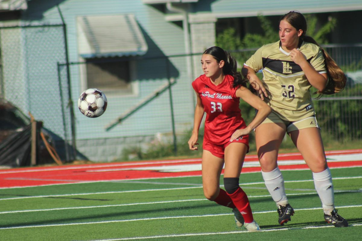 Emme Pippen (#33, 11) running to kick the ball.